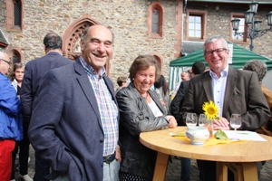 Gäste beim Weinfest im historischen Innenhof. Foto: Herbert Martin